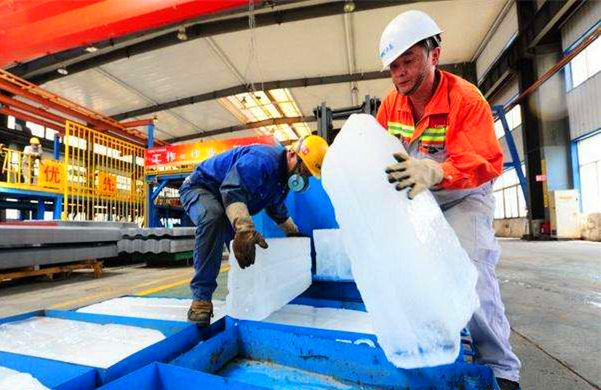 夏日炎炎，车间降温新招，浦东良臣制冰厂冰块解药！